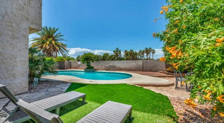 House with yard, BBQ & hot tub in Henderson, NV