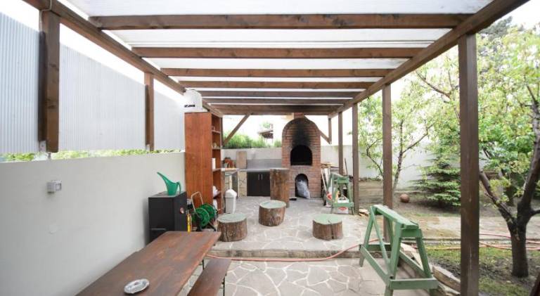 Apartment with barbeque, yard & patio — photo 2