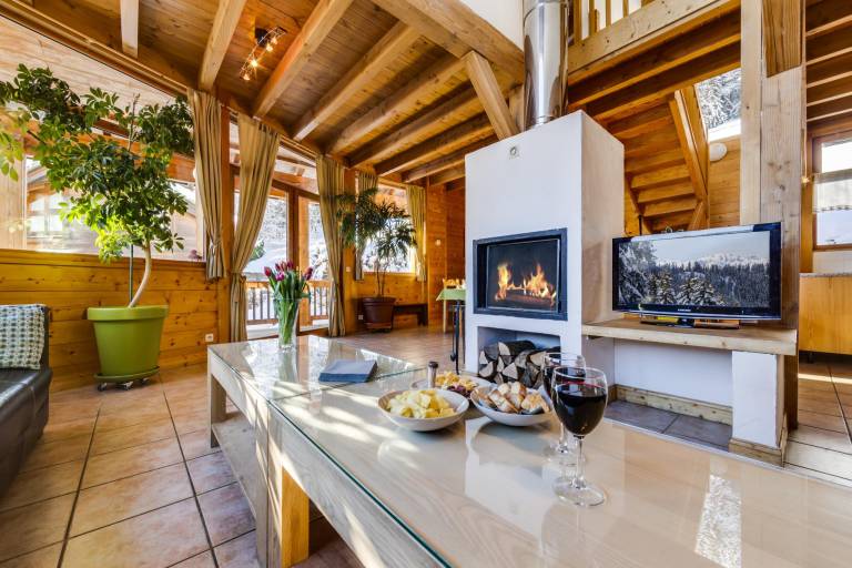 Chalet with yard, jacuzzi & patio — photo 3