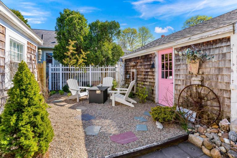Cottage with grill & yard — photo 3