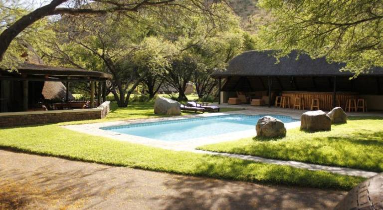 Lodge with patio, pool & garden — photo 5
