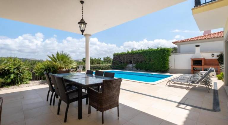 Vacation home with private pool, yard & terrace in Leiria