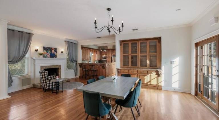 440M- 4 Queen size-beds- 2 Twins - Free Parking- Fast Wi-Fi in San Antonio, TX