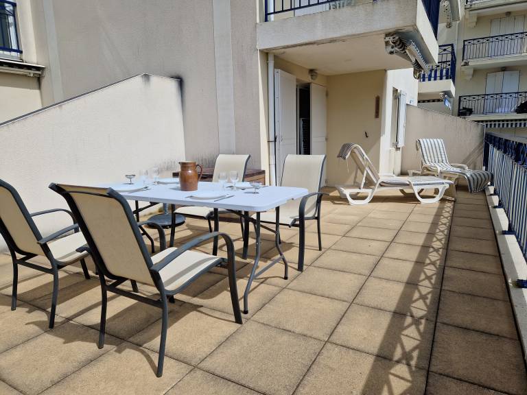 Holiday apartment with terrace & pool — photo 2