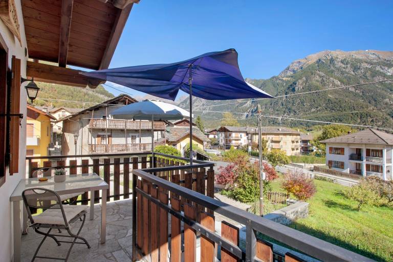 Chalet 'Maison Du Coeur - Bien-être' with Mountain View, Private Terrace and Wi-Fi in Aosta