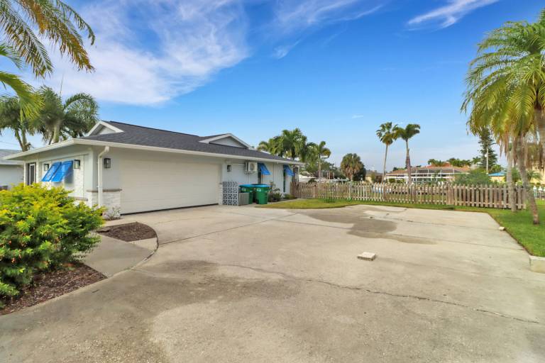 Children-friendly villa with grill & private pool | Water view | Pet-friendly — photo 3