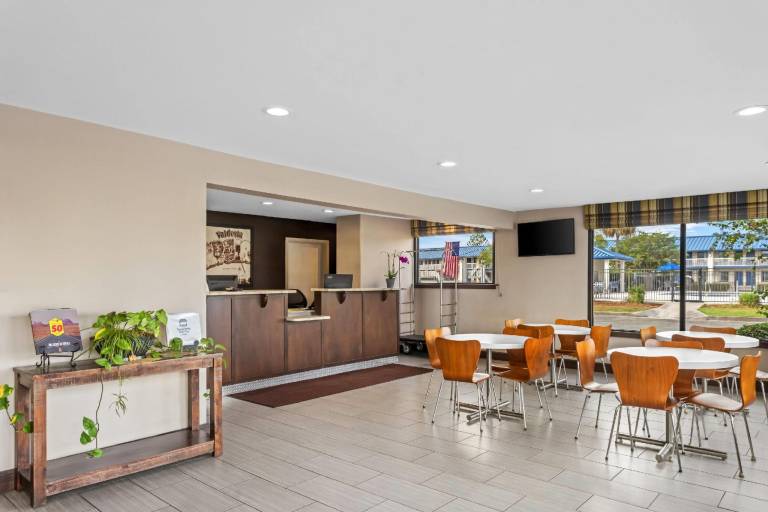 Super 8 By Wyndham Valdosta/Conf Center Area — photo 3