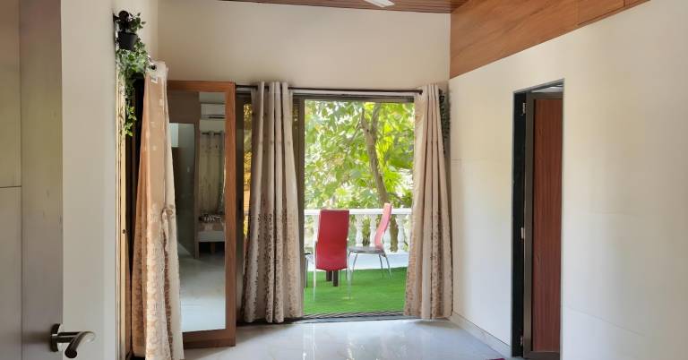 Villa with yard & pool — photo 4