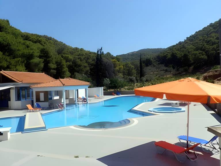Serviced apartment with terrace, pool & hot tub in Poros