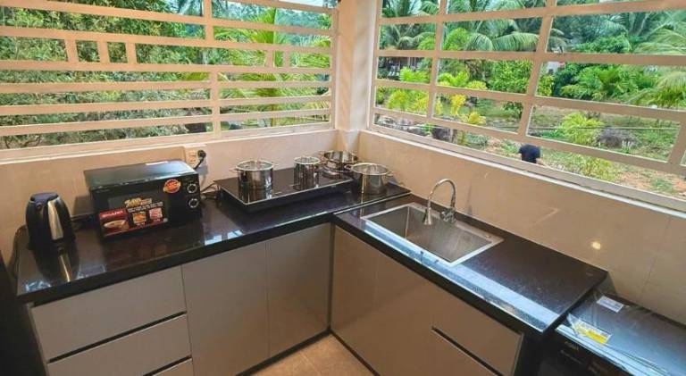 Bungalow with yard | Pet-friendly — photo 3