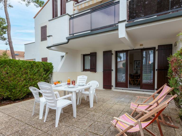 Rental apartment with yard, pool & terrace | Pets allowed — photo 3