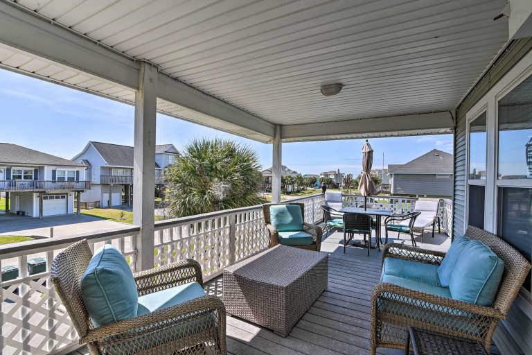 Walk to Galveston Beach: Pet-Friendly Home w/ Deck — photo 3