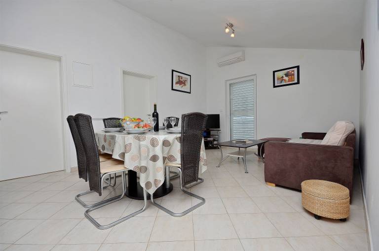 Apartment with grill | Sea view — photo 4