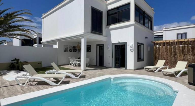 Villa with pool in Yaiza