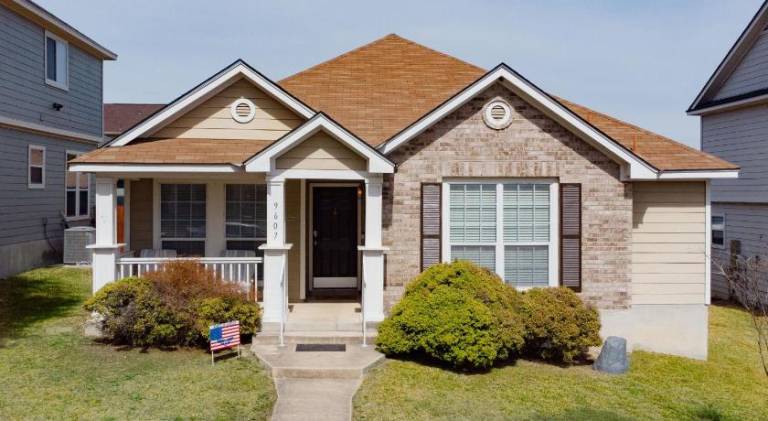 Modern Updates - Great Location - King Bed- BMT in San Antonio, TX