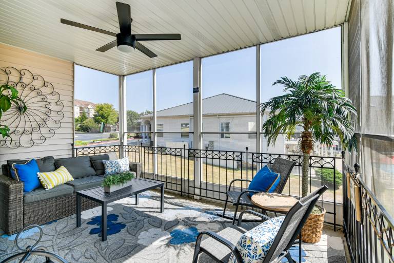 Apartment Table Rock