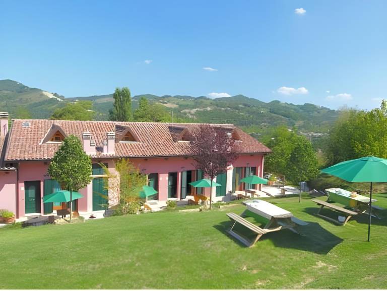 Vacation home with pool, garden & terrace | Dogs allowed in Urbania