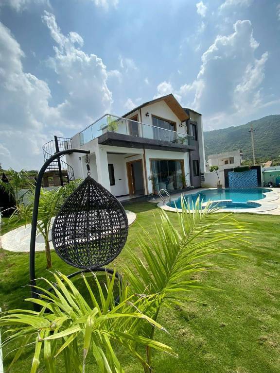 Villa with pool, yard & BBQ | Pet-friendly — photo 5