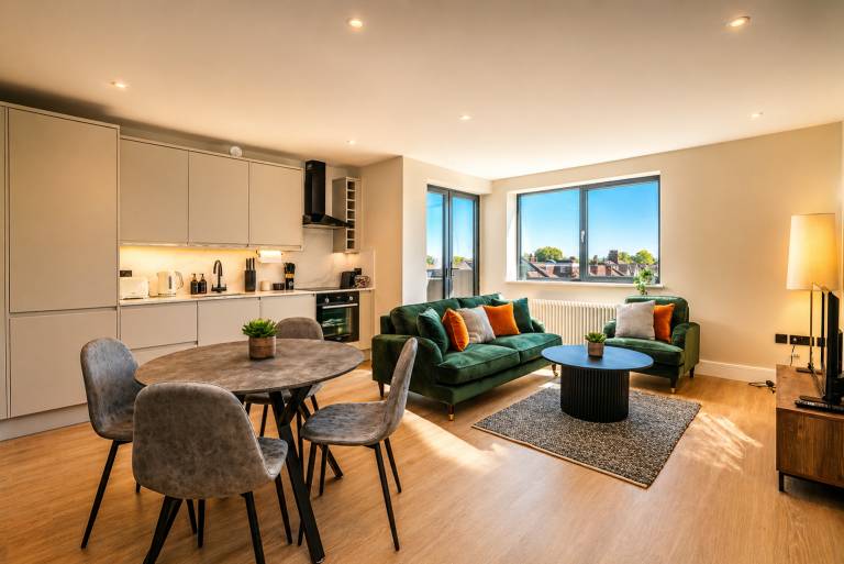 Modern 2BR Wimbledon Apartment with Private Balcony