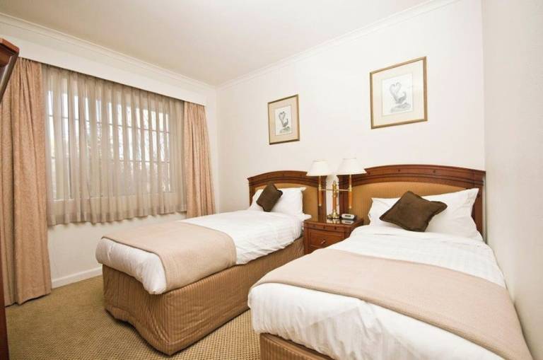Motel Queanbeyan City Council