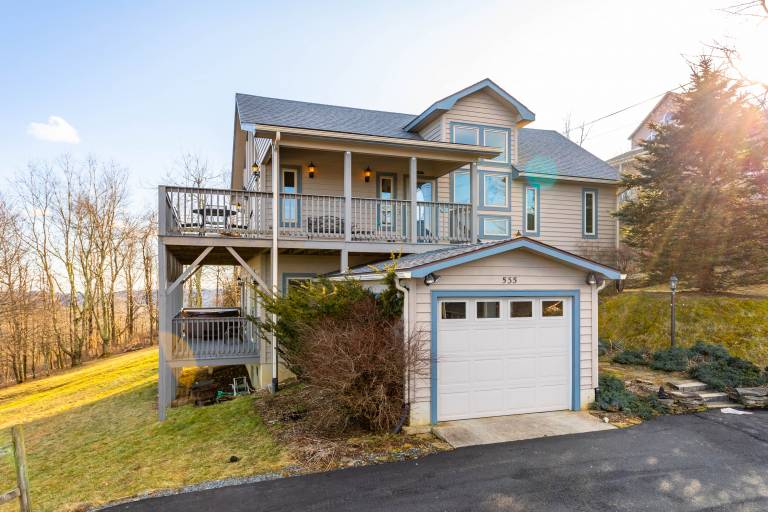 Welcome Home - Great View, Hot Tub, Foosball Table, Fire Pit, 15 minutes to Boone! in Boone, NC