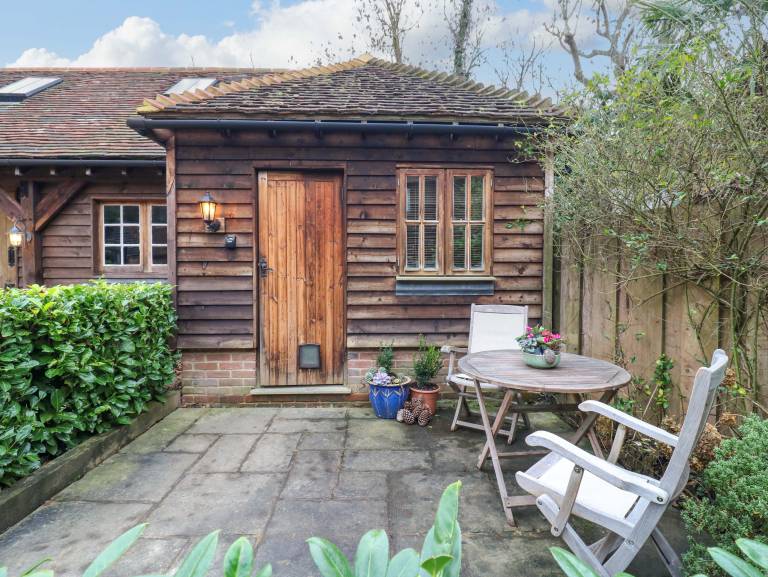 Cottage with yard — photo 3