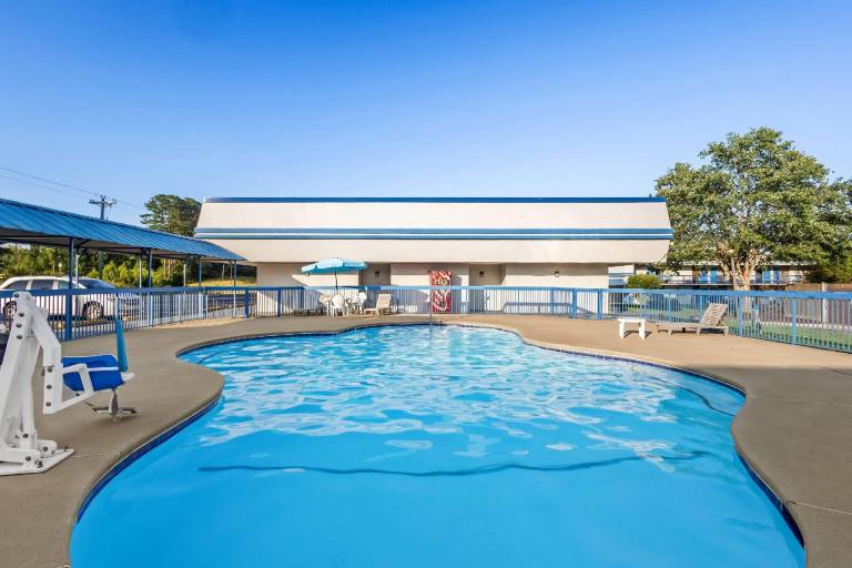Super 8 By Wyndham Commerce — photo 2