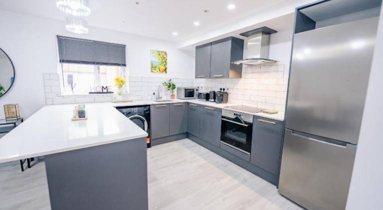 2 Bedroom 2 Bathroom Luxury Apartment - Fast WiFi & Free Parking — photo 3