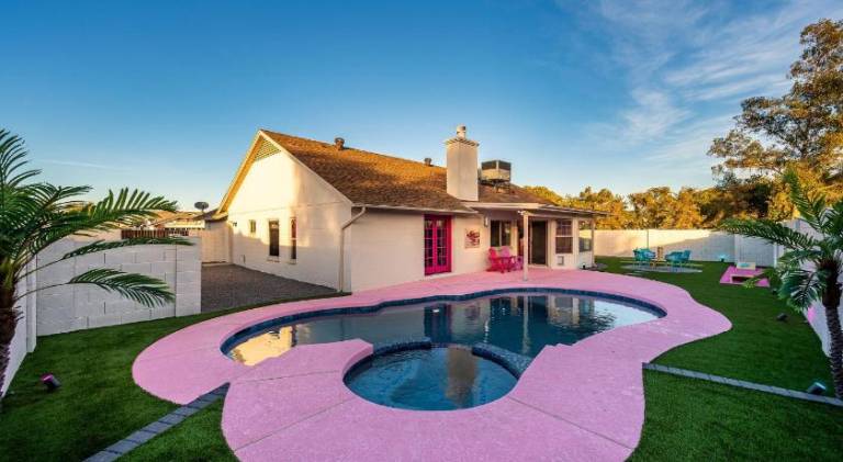 Vacation home with jacuzzi & pool | Pets allowed — photo 3