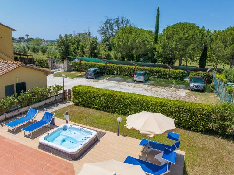 Farmhouse "Il Pino - Tiglio" with Shared Pool, Private Terrace & Wi-Fi in Cecina