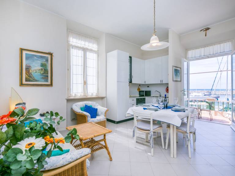 Rental apartment with terrace & yard | Sea view — photo 3