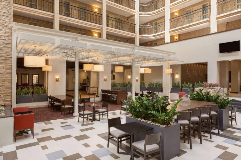 Embassy Suites by Hilton Baton Rouge — photo 4