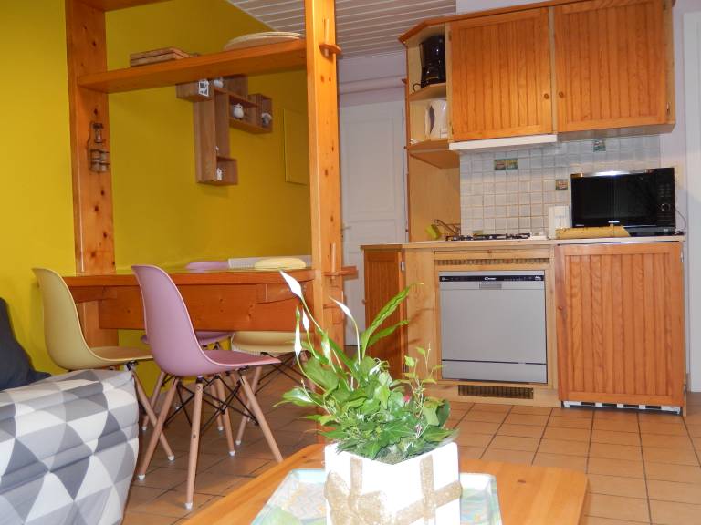 Gite with yard, barbecue & patio | City view — photo 5