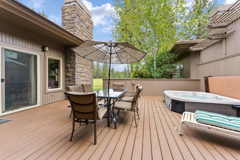 Villa 5 - Hot Tub, Golf Course Views, Large Deck, Quiet and Peaceful in Broken Top in Bend, OR