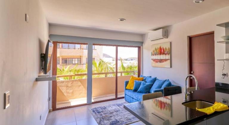 Apartment with private pool, garden & patio | Suitable for remote work | Pets allowed — photo 2