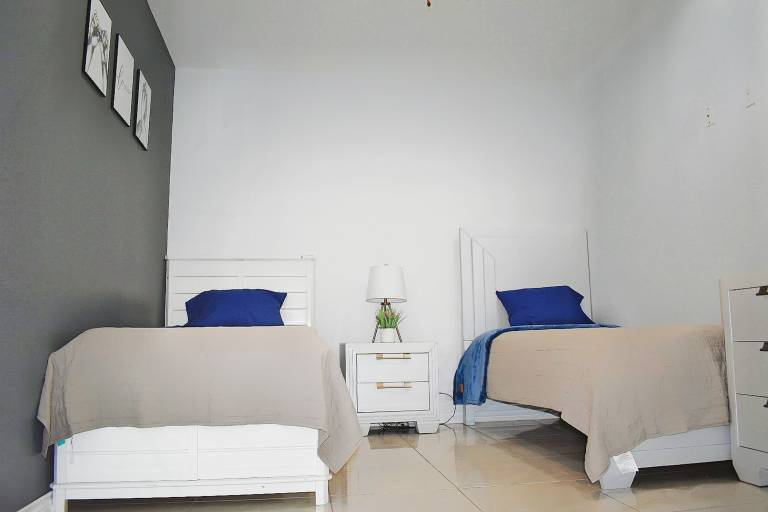 Elegant apartment 10 min to Mercedes outlets — photo 3