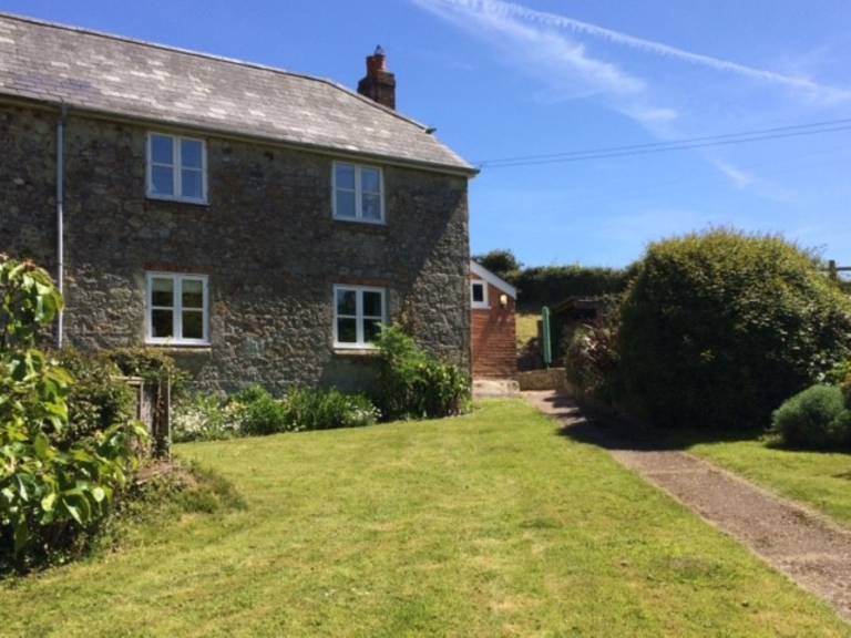 3 Bed in Roud IC046