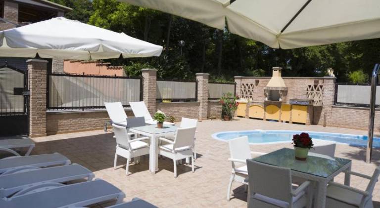 Serviced apartment with jacuzzi, pool & patio — photo 5