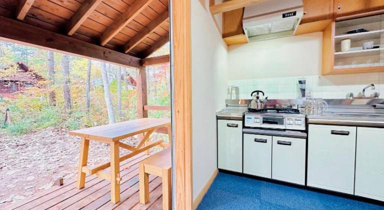 Lovely chalet with yard & hot tub | Pets allowed — photo 5