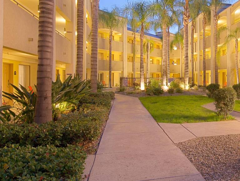 Hotel d Lins Ontario Airport — photo 3