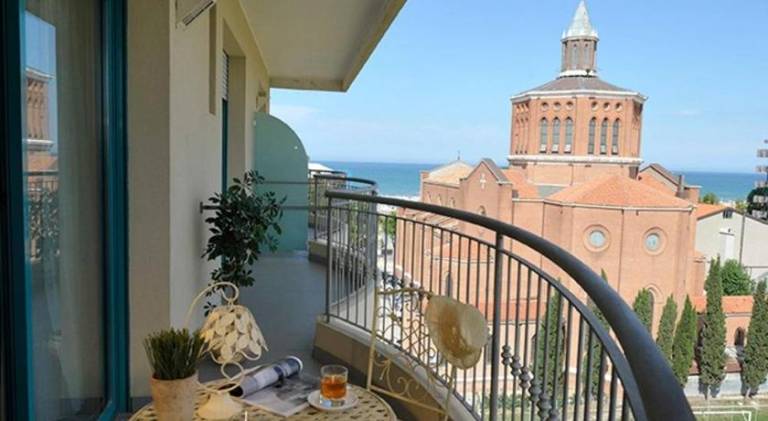 Apartment with pool & terrace — photo 2