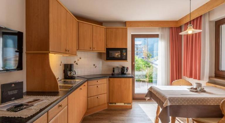 Serviced apartment with terrace, yard & sauna — photo 4