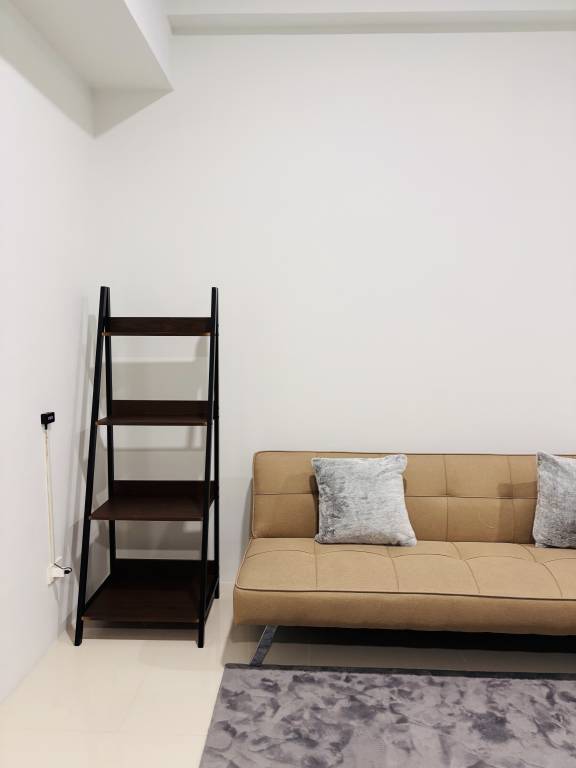 Minimalist Comfort with Homey Touches — photo 3