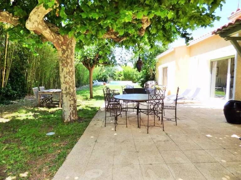 Vacation home with barbeque & pool — photo 3