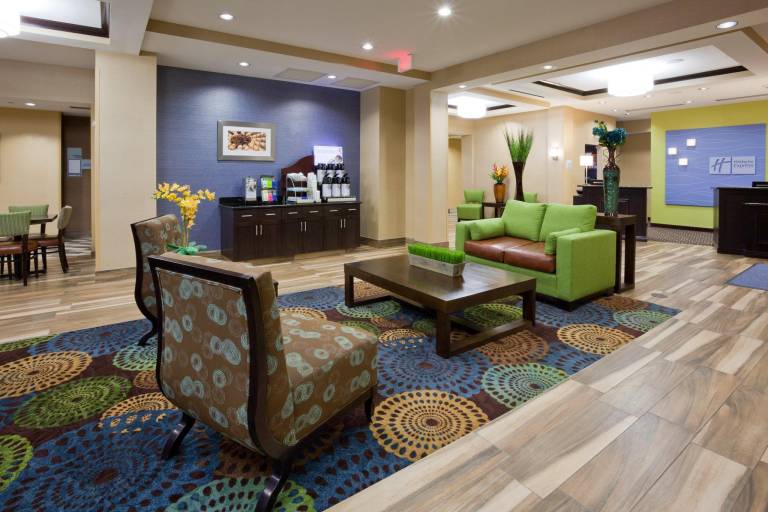 Holiday Inn Express Hotel and Suites Fort Dodge By IHG — photo 2