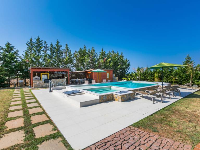Fully equipped spacious vacation home with private pool, patio & barbeque | Pet-friendly — photo 3