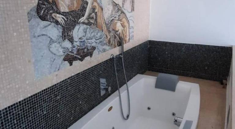 Apartment with jacuzzi — photo 4