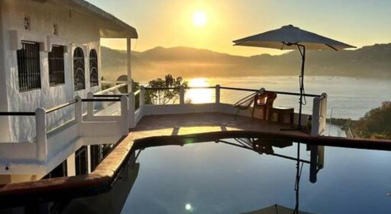 Lovely vacation home with pool | Pets are welcome in Zihuatanejo