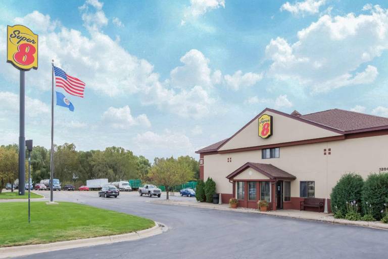 Super 8 By Wyndham Fairmont in Fairmont, MN