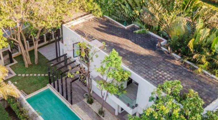 Villa with pool — photo 4